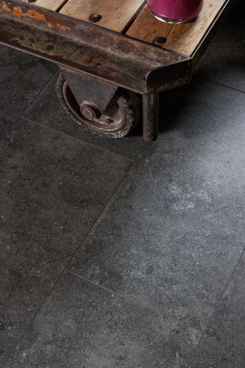 Foto Een tegelvloer met natuursteen look die overal bij past FotoEen tegelvloer met natuursteen look die overal bij past